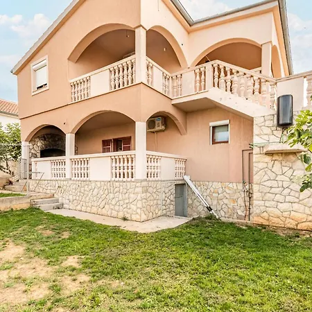 Appartamento Gorgeous In With Wifi Maslenica